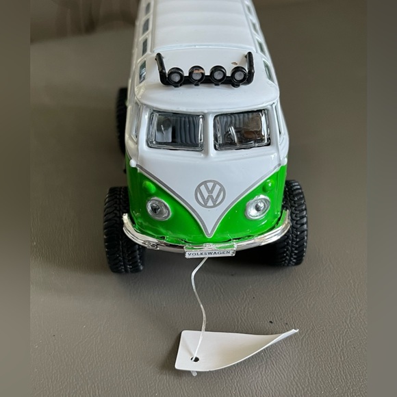 Maisto Volkswagen VW Lifted Van Samba 1/40 Model Green and White 4x4 - Picture 5 of 8